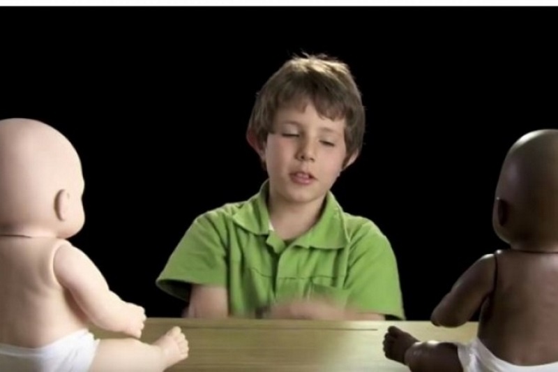 Το ψυχολογικό πείραμα με παιδιά για το ρατσισμό που συγκλονίζει (video)