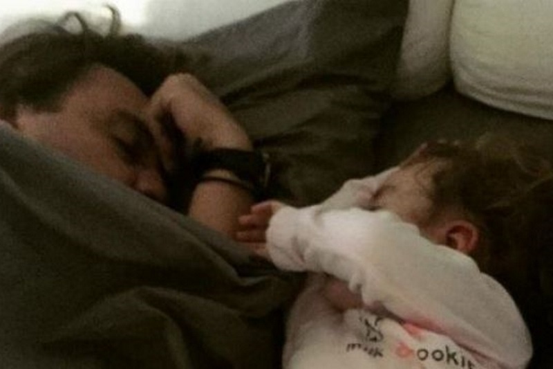 Κόρη γνωστής Ελληνίδας μαμάς, κοιμάται αγκαλιά με τον μπαμπά της! (εικόνα)