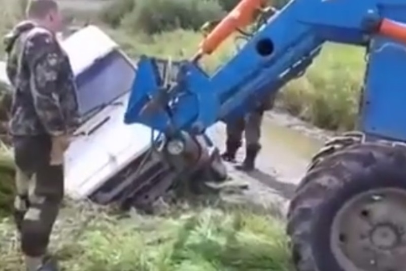 Αυτή είναι η πιο… ηλίθια «ρυμούλκηση» στην ιστορία! (videο)