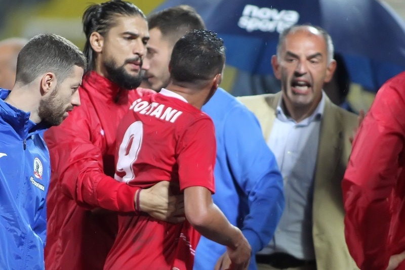 Καρέ-καρέ το επεισόδιο Σολτάνι-Κασναφέρη! (photos&video)