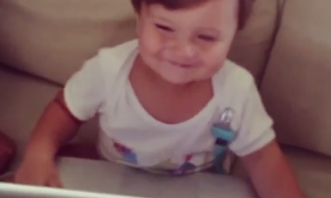 Απολαυστικό βίντεο! Δείτε τον γιο των Ηλιάδη-Γκέντσογλου να χορεύει!