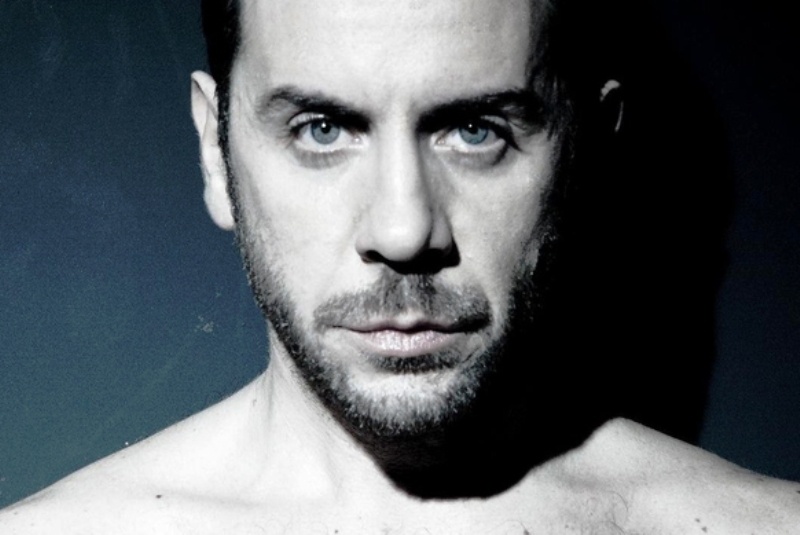 Γιώργος Μαζωνάκης: Έκανε μπάνιο γυμνός στη θάλασσα (φωτό)