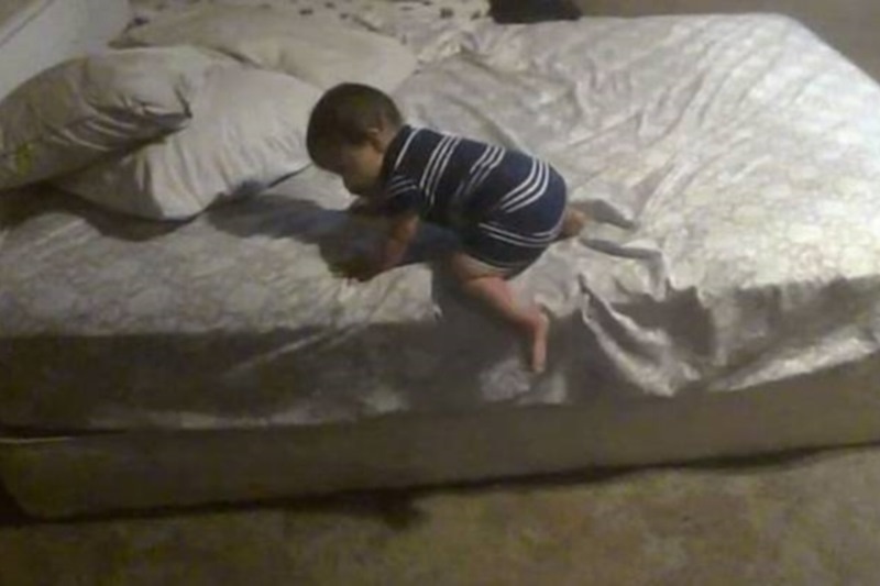Πανέξυπνο μωράκι: Δείτε τι σκαρφίστηκε για να κατέβει από το κρεβάτι! (video)