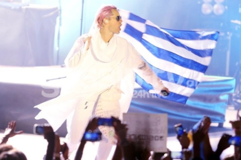 Με την ελληνική σημαία στην σκηνή ο Jared Leto, αποθέωσε την Ελλάδα