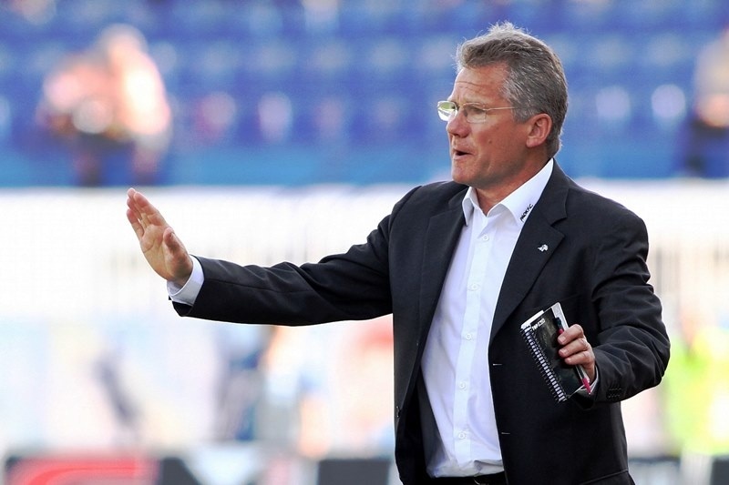 Συζητάει με Μπόλονι