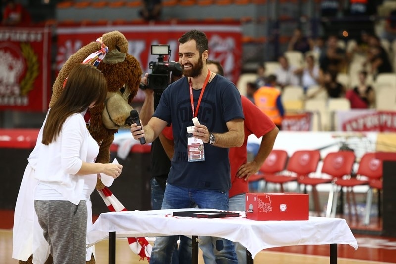 Τρελή πρόταση γάμου στο ΣΕΦ! (photos)