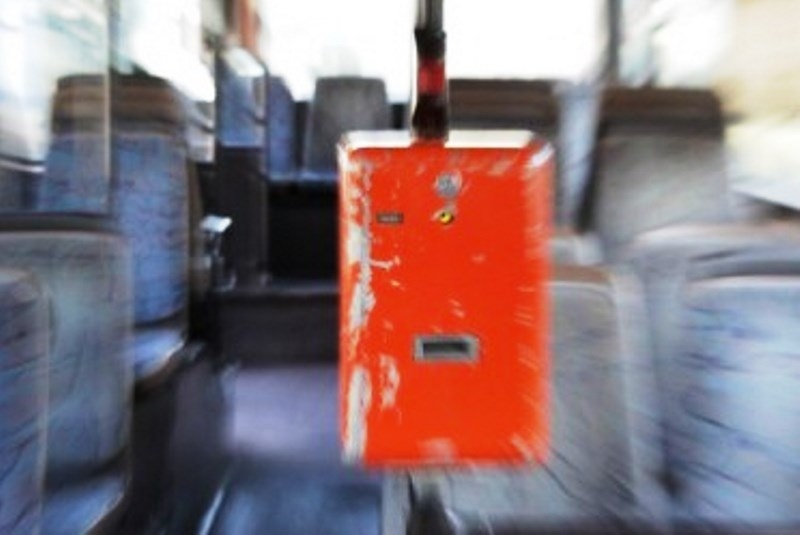 Κατέβασαν από λεωφορείο μαθητή για 1€ (videos)