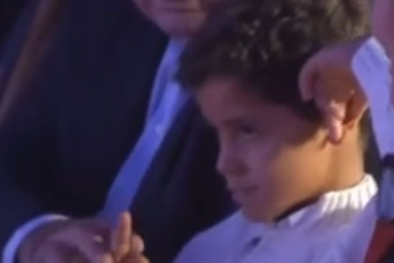 Ο γιος του Κριστιάνο και το κ@λοδάχτυλο! (video)