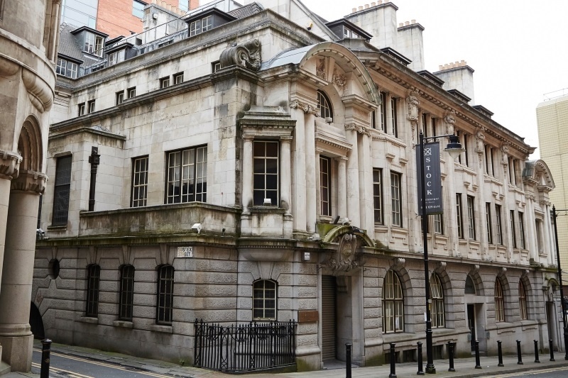 Νέβιλ και Γκιγκς φιλοξενούν εκατοντάδες άστεγους! (photos)