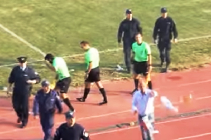 Πέταξαν κάδο σκουπιδιών σε διαιτητή! (video)