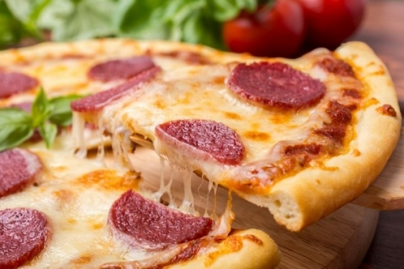 Πόσες θερμίδες έχει ένα κομμάτι πίτσα πεπερόνι