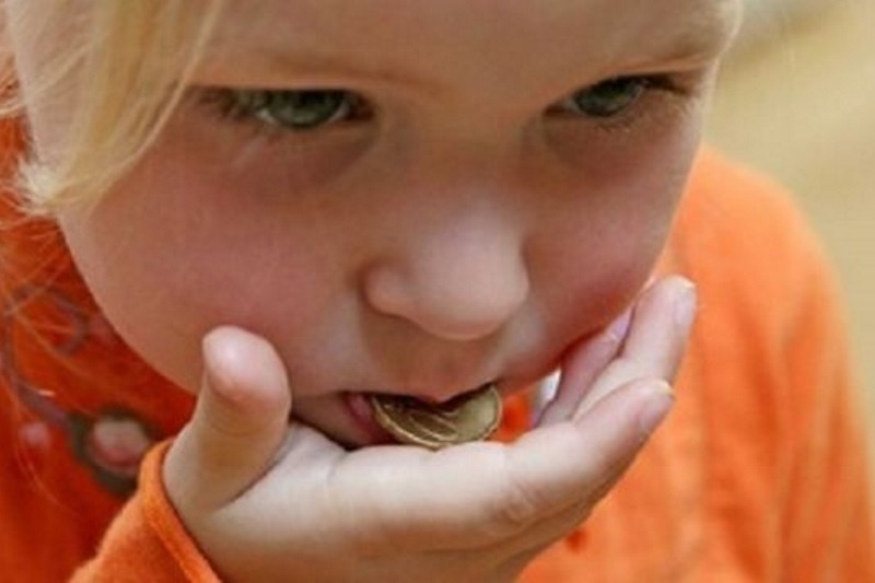 Tι πρέπει να κάνετε αν το παιδί σας καταπιεί ξένο σώμα