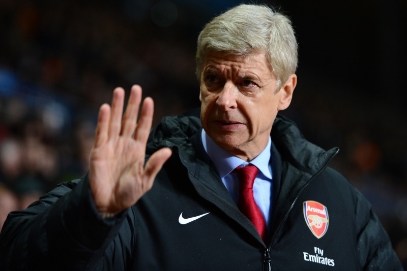 Τσακώθηκε… με το μπουφάν του ο Βενγκέρ! (video)