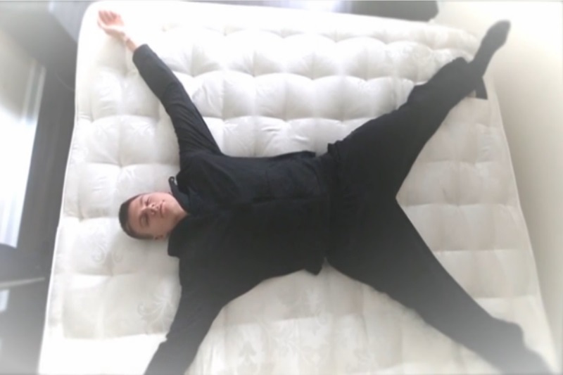 Άντε να βρεις κρεβάτι στο ύψος σου! (video)