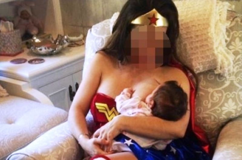Πασίγνωστη ηθοποιός ντυμένη Wonder Woman, θηλάζει το μωρό της (εικόνα)