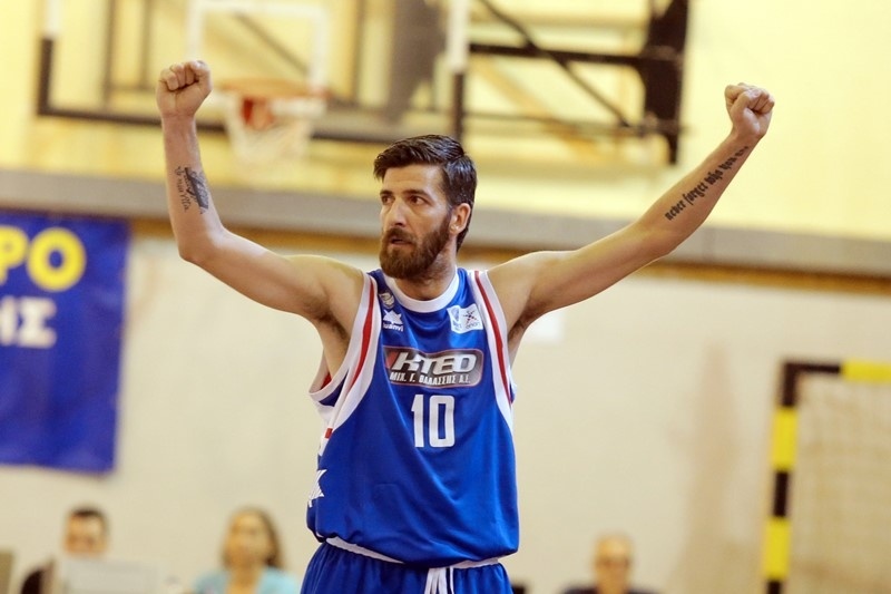 Τρελάθηκε ο Γκαγκαλούδης και κλώτσησε πινακίδα! (video)