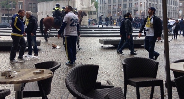 «Γης μαδιάμ» μεταξύ Τούρκων και αστυνομικών στην Ολλανδία (videos)