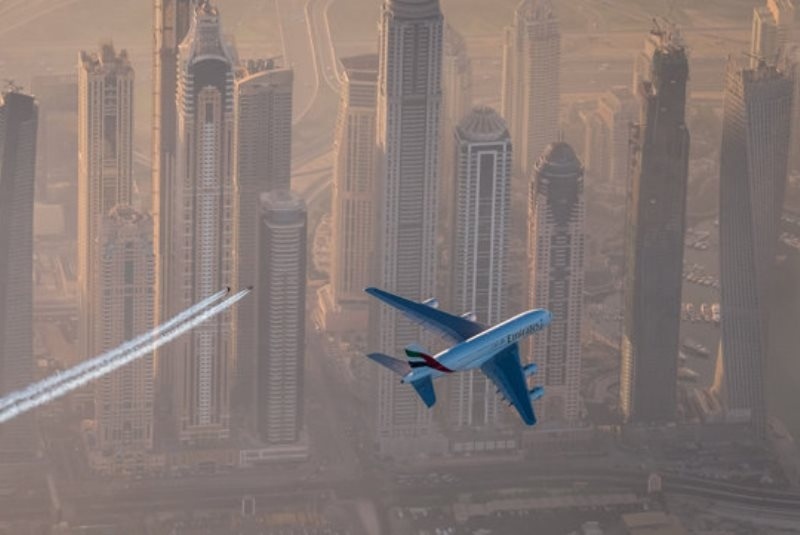 Το μεγαλύτερο αεροπλάνο κόσμου εναντίον... ιπτάμενου ανθρώπου! Δείτε ποιος κέρδισε. (video)