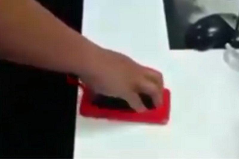 Είσαι άφραγκος και χρειάζεσαι θήκη κινητού; Κανένα πρόβλημα! (video)