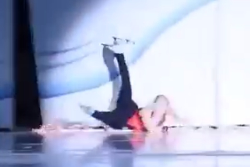 Τα...σπάει η πατινέρ! (video)