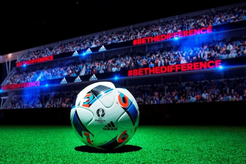 Ο Zinedine Zidane παρουσιάζει την Beau Jeu, την επίσημη μπάλα της φάσης των ομίλων του UEFA EURO 2016ΤΜ