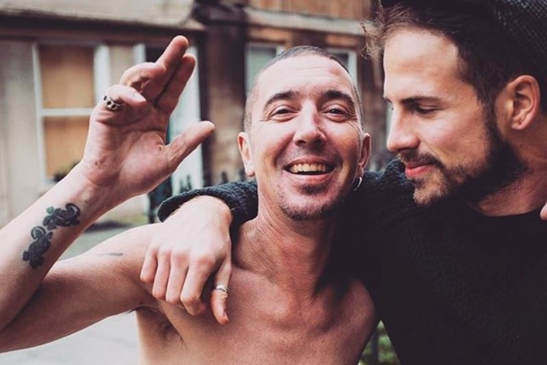 Ένας άνδρας στην Αγγλία προσφέρει δωρεάν κούρεμα σε άστεγους (photos)