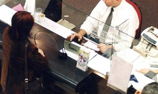 Την πόρτα εξόδου θα δουν 10.000 τραπεζικοί υπάλληλοι