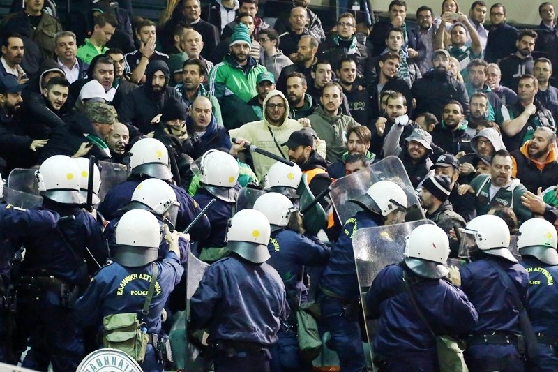 Παναθηναϊκός – Ολυμπιακός: Βίντεο από τα επεισόδια στη Λεωφόρο (video)