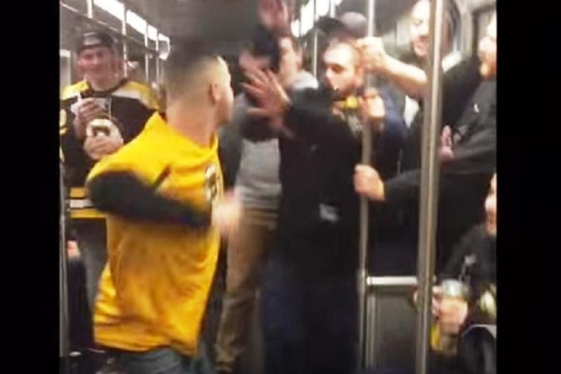 Απίστευτο ξύλο στο τρένο από οπαδούς! (video)