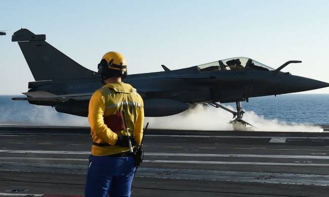 Τα πρώτα πλήγματα στο Ισλαμικό Κράτος από γαλλικά μαχητικά του «Σαρλ ντε Γκωλ»