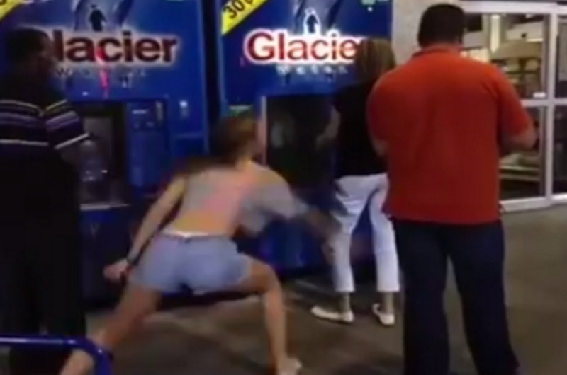 Προσοχή! Κυκλοφορεί γυναίκα... Ρεμί! (video)