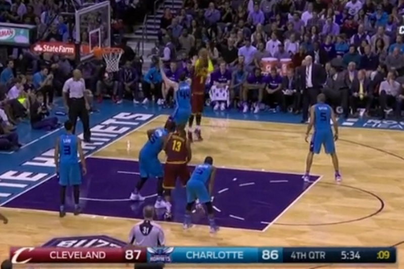 Μοίρασε... σακούλες ο J.R. Smith (video)