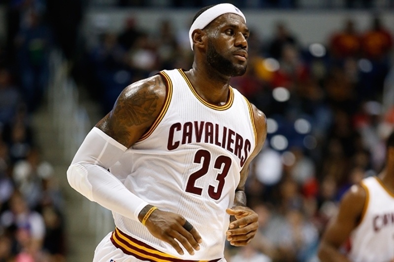 Το buzzer-beater με το ένα χέρι του Λεμπρόν! (video)