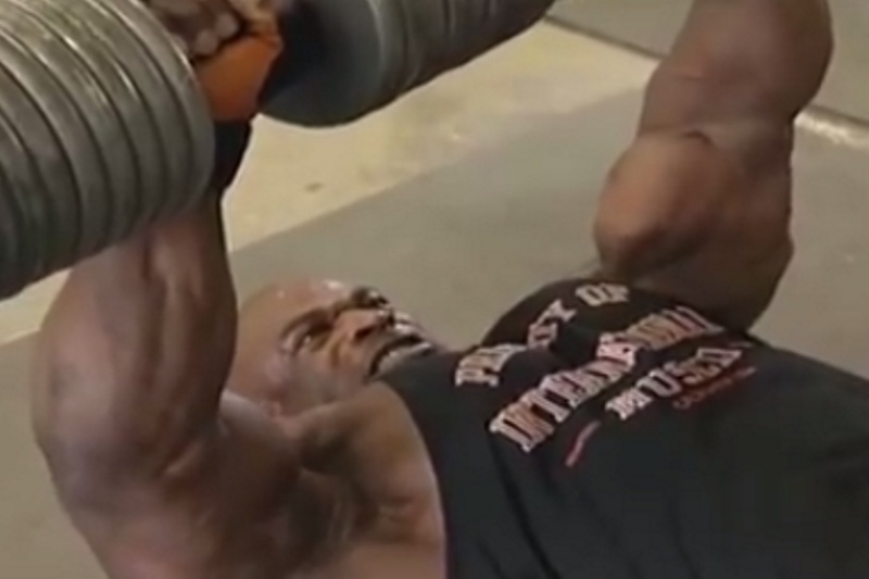 Ο τύπος σηκώνει ακόμα και... το σπίτι του! (video)