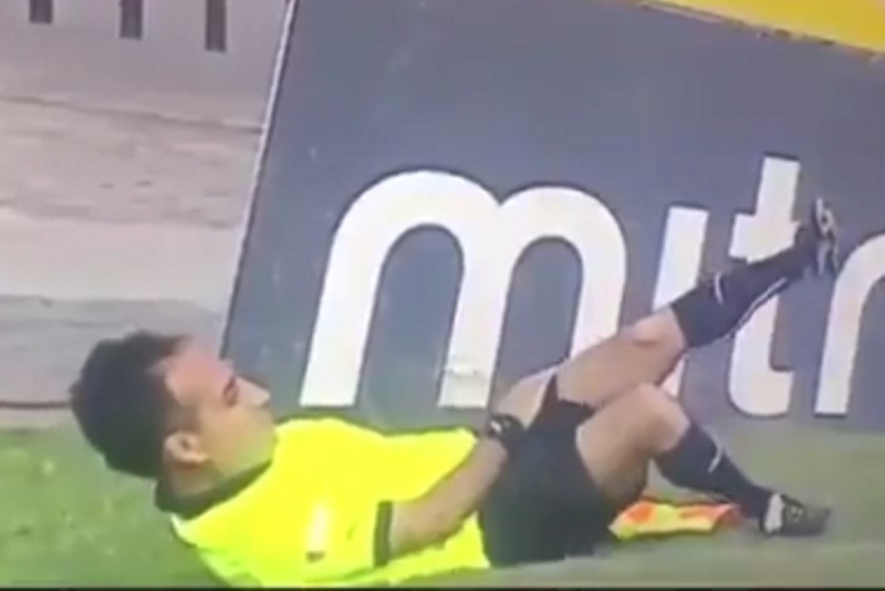 Απίστευτο! Έκανε θέατρο… ο βοηθός διαιτητή! (videos)