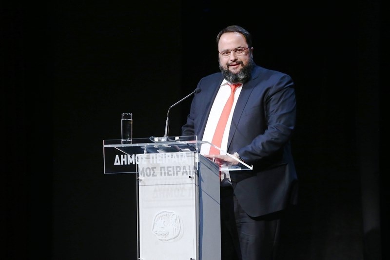 Τίμησε Μαρινάκη και Ολυμπιακό ο Πειραιάς