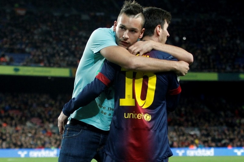 Πλακώθηκε με οπαδό της Ρίβερ ο Μέσι! (video)