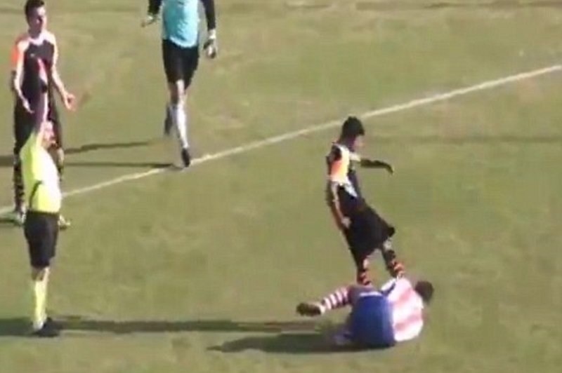 Δολοφονικό χτύπημα σε αγώνα στην Τουρκία! (video)