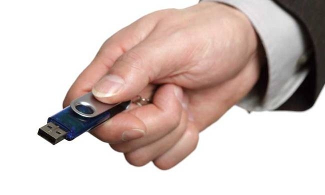 Νέο στικάκι με 500.000 κινήσεις λογαριασμών στα χέρια της Δικαιοσύνης