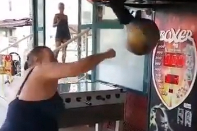 H χειρότερη... μπουνιά στην ιστορία! (video)