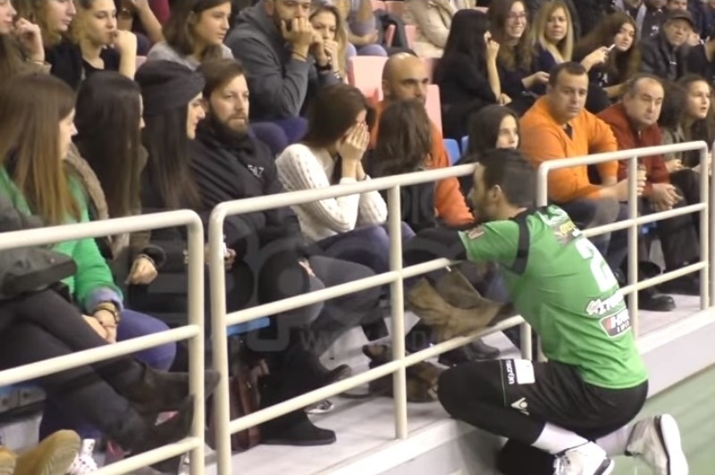 Παίκτης της Ορεστιάδας έκανε πρόταση γάμου στον αγώνα! (video)