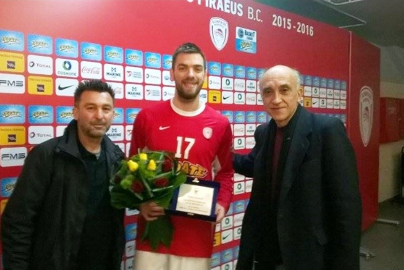 Τίμησαν Μάντζαρη στο ΣΕΦ οι οπαδοί του Άρη (pics)