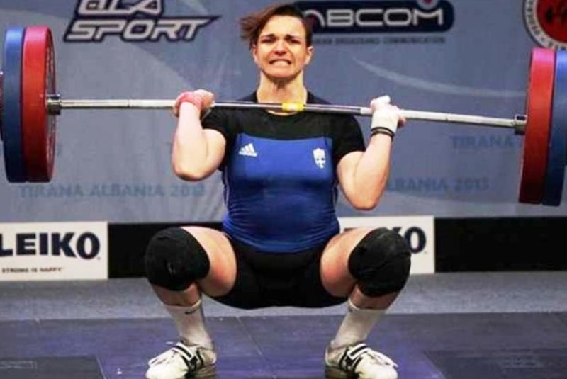 Σοκ με Ελληνίδα αρσιβαρίστρια