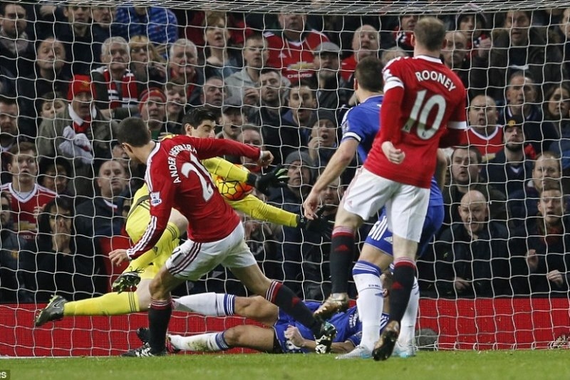 Έκοψαν… τις φλέβες τους βλέποντας το Γιουνάιτεντ-Τσέλσι (photos+videos)