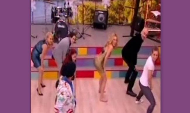 Μας «τρέλανε» η Ντορέττα με την «παρούμπα» της! Οι επικύψεις της με φόρεμα και… ξυπόλυτη!