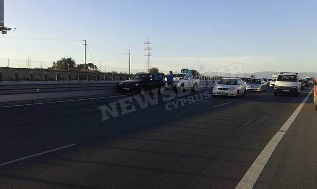 Καραμπόλα στον αυτοκινητόδρομο - Αυτοκίνητο τυλίχθηκε στις φλόγες (photos)