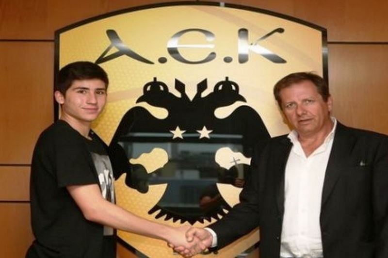 Τρίποντο από το… σπίτι του ο Μωραΐτης! (video)