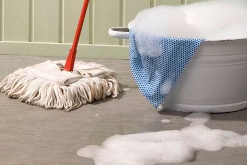 Νταής σύζυγος έκανε το κεφάλι της… σφουγγαρίστρα για το χυμένο γάλα!