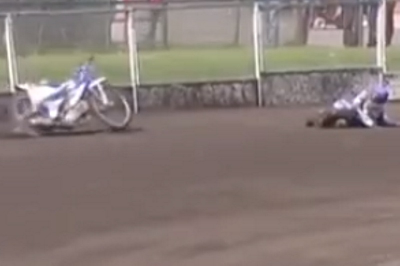 Έπεσε κάτω, αλλά η μηχανή συνέχισε μόνη της! (video)