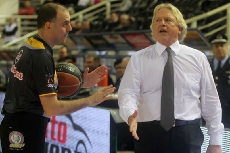 Γιατζόγλου: «Φταίει και η διαιτησία»